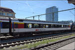 Im Zug mit Elektrotraktion spiegelt sich der neuere 612 015 auf Gleis 6 wieder, der bald am Hochrhein ausgedient haben wird. Singen, April 2026.