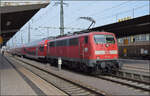 111 078 ist mit einem RE nach Stuttgart abfahrbereit. Dahinter ist Re 4/4 II 11145 für die nächste Runde Gäubahnschnellzug bereit. Singen, März 2017.