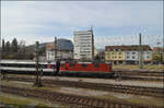 Re 4/4 II 11145 bringt aus Zürich den IC nach Stuttgart. Singen, März 2017.