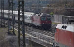 Re 4/4 II 11145 bringt aus Zürich den IC nach Stuttgart. Singen, März 2017.