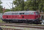 Die altrote 218 155 ist auf den Gleisen des Randenbahnhofs in Singen geparkt. August 2026.