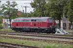 Die altrote 218 155 ist auf den Gleisen des Randenbahnhofs in Singen geparkt. August 2026.