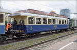 Als vierter Wagen ist der ehemalige Emmentaler Wagen B 535 mit Plattformen eingereiht, die Abspannung deutet darauf hin, dass es sich hier um einen verblechten Holzwagen handelt..