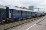 Als zweiter Wagen ist ein schwerer Umbau-Stahlwagen der SBB eingereiht, der im Gewand eines CIWL-Fourgeon daherkommt.