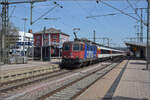 Re 421 371 f�hrt mit dem IC nach Z�rich in Singen ab, w�hrend 120 126 bereits auf dem Nachbargleis angekommen ist. Singen, M�rz 2017.