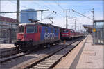 Re 421 371 wartet in Singen hinter dem RE nach Stuttgart auf den IC nach Z�rich. Am RE steht 111 161. Singen, M�rz 2017.