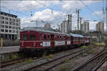 ET 65, der wiederbelebte Rote Heuler.

465 005 verlässt den Stuttgarter Hauptbahnhof. Juni 2026.