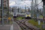 8442 314 mit einem weiteren Talent fahren parallel zu einem IC2 nach Stuttgart ein. Juni 2026.