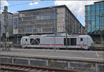 Wie nach einem Hagelschaden sieht die nigelnagelneue 248 505 von DB FV aus. Stuttgart, Juni 2026.