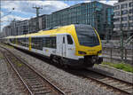 Ein Flirt 3XL-Doppel mit 1427 021 alias Arverio ET 9.04 an der Spitze verl�sst Stuttgart.
