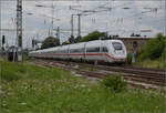 Der neueste '412 237' ICE 4 Triebzug 9237 und '412 235' ICE 4 Triebzug 9235 (im Bild) auf der Rhein-Neckar-Bahn. Weinheim, Juli 2024.