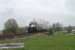 38 1301 beschleunigt ihren Sonderzug aus Linz nach Dresden bei Schönfeld zu Wiesau.