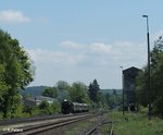 52 8195 zieht mit einem Sonderzug nach Hof durch Pechbrunn.