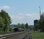 52 8195 zieht mit einem Sonderzug nach Hof durch Pechbrunn.