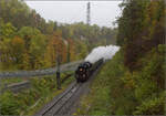 01 180 mit Volldampf auf dem Weg nach Oberndorf. Rottweil-Neckartal, Oktober 2026.