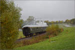 01 180 auf dem Weg nach Rottweil. Am Zugschluss ist Am 55 80 10-53 903-6 D-GfE. Spaichingen, Oktober 2026.