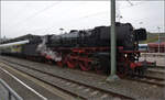 01 180 der Bayernbahn wartet auf die erste Abfahrt der Dampftage Rottweil. Nicht nur der Mast bremst hier die Fotografen aus, die Kollegin 97 501 wurde durch ein undichtes Rohr ausgebremst und die klare Sicht durch viel Regen. Rottweil, Oktober 2026. 