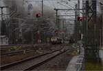 Abfahrt 18 478 von Lindau Hbf, 218 105 schiebt nach.