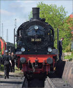 br-38-db-038-dr-3810-40-preuss-p-8/854473/175-jahre-eisenbahn-in-noerdlingen-819555 175 Jahre Eisenbahn in Nördlingen / 55 Jahre Bayrisches Eisenbahnmuseum.

P 8 '2586 Halle' wurde im Jahr 1918 von Henschel unter der Fabriknummer 15695 noch an die 'KEPV' geliefert. Sie wurde von der DRG 1925 in 38 2267 umgezeichnet und verbleib nach dem 2. Weltkrieg in der DDR. Im Jahr 1991 kam sie ins Eisenbahnmuseum Bochum-Dahlhausen. Manchmal hat man sogar beim großen Fest im Betriebswerk Glück mit weniger staunenden Besuchern aber viel stimmungsvoller Atomsphäre. Da darf man gerne in ein paar Bildern schwelgen. Nördlingen, Mai 2024.