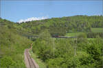 50 2988 mit Umbauwagen auf dem Weg nach Blumberg beim Biesenbachviadukt.