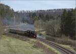 50 Jahre EFZ.

52 5796 der EFZ zieht einen kurzen Zug mit den luxemburgischen  n-Wagen . Hier am Abzweig von der Zollernalbbahn von der Donautal flussaufwärts von Inzighofen. April 2023.