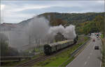 Dampftage Rottweil 2024.

52 7596 fhrt mit ihrem Zug an den Mauserwerken vorbei. Oberndorf, Oktober 2024.