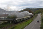 Dampftage Rottweil 2024.

52 7596 fährt mit ihrem Zug an den Mauserwerken vorbei. Oberndorf, Oktober 2024.

Der Zug besteht aus den DB-Wagen 40 745, einem DB-Mitteleinstiegswagen Typ B4ymgb-51, 20 003, einem DB-Leichtschnellzugwagen Typ A4ymg-54 und 75 869, einem DB-Umbauwagen Typ B4yg-58.
