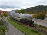 Dampftage Rottweil 2024.

Die Abfahrt einer Dampflok aus Oberndorf nach Rottweil mit der Klosterkirche als Kulisse ist immer imposant. Heute mit 52 7596. Oktober 2024.