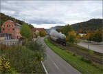 Dampftage Rottweil 2024.

Die Abfahrt einer Dampflok aus Oberndorf nach Rottweil mit der Klosterkirche als Kulisse ist immer imposant. Heute mit 52 7596. Oktober 2024.