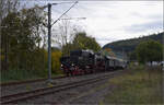 Dampftage Rottweil 2024.

52 7596 fhrt ohne Halt durch den Bahnhof Epfendorf. Oktober 2024.