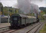 Dampftage Rottweil 2024.

52 7596 und 218 476 stellen die legendären Parallelausfahrten aus Rottweil mit Zügen nach Spaichingen und Schwenningen nach. Als Kind konnte ich das oft herrliche Spektakel noch aus dem Dieselzug betrachten. Am Zugschluss befindet sich der Umbauvierachser der GfE. Oktober 2024.