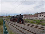 Dampftage Rottweil 2024.

52 7596 rangiert in Rottweil vor den Zug nach Schwenningen. Im Hintergrund das markante BW-Gebude, in dem heute die EFZ ihr Domizil gefunden haben. Oktober 2024.