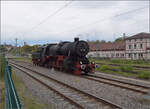 Dampftage Rottweil 2024.

52 7596 rangiert in Rottweil vor den Zug nach Schwenningen. Im Hintergrund das markante BW-Gebude, in dem heute die EFZ ihr Domizil gefunden haben. Oktober 2024.