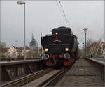 Weihnachtsmarktbesuch der EFZ.

52 7596 trudelt auf der Rheinbrcke in Konstanz ein. Dezember 2024.