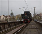 Weihnachtsmarktbesuch der EFZ.

52 7596 trudelt auf der Rheinbrcke in Konstanz ein. Dezember 2024.