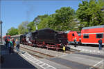 245 036 schleicht mit ihrem (I)RE durch Überlingen an 52 7596 vorbei.