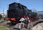 175 Jahre Eisenbahn in Nördlingen / 55 Jahre Bayrisches Eisenbahnmuseum.

64 305 konnte letztes Jahr aus dem britischen Exil heimgeholt werden und ist seit 2023 im Besitz der Bayernbahn GmbH, wird jedoch im BEM ausgestellt. Mit dem glänzenden Neulack ist sie ein echter Hingucker. Die Einheitslok wurde 1934 von Krupp mit der Fabriknummer 1308 geliefert. Mai 2024.