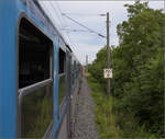 Blick aus dem Zug mit 218 256. Auf dem Weg nach Radolfzell fhrt die badische Hauptbahn direkt auf das Mnster zu. Juli 2024.