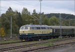 Dampftage Rottweil 2024.

Seit 1977 ist der Dieselbetrieb auf der Gubahn historisch. 218 476 stellt die Illusion mit dem Wegmannzug der EFZ wieder her. 

Ganz historisch? Nein, der Ringzug dieselt seit 21 fleissig unter Fahrdraht. Obwohl es mittlerweile problemlos mglich wre, mit Akkuzgen zu fahren, macht NVBW bisher wenig Anstalten, das Manko zeitnah zu korrigieren. Rottweil, Oktober 2024.