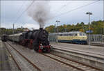 Dampftage Rottweil 2024.

52 7596 und 218 476 stellen die legendren Parallelausfahrten aus Rottweil mit Zgen nach Spaichingen und Schwenningen nach. Als Kind konnte ich das oft herrliche Spektakel noch aus dem Dieselzug betrachten. Oktober 2024.