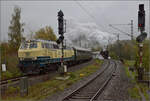 01 180 w�hrend der Parallelausfahrt aus Rottweil, auf dem linken Gleis muss leider 218 460 'Conny' die unp�ssliche, ehemalige Zahnradlok 97 501 vertreten. G�llsdorf, Oktober 2026.