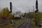 01 180 w�hrend der Parallelausfahrt aus Rottweil, auf dem linken Gleis muss leider 218 460 'Conny' die unp�ssliche, ehemalige Zahnradlok 97 501 vertreten. G�llsdorf, Oktober 2026.