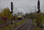 01 180 w�hrend der Parallelausfahrt aus Rottweil, auf dem linken Gleis muss leider 218 460 'Conny' die unp�ssliche, ehemalige Zahnradlok 97 501 vertreten. G�llsdorf, Oktober 2026.