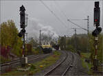 01 180 w�hrend der Parallelausfahrt aus Rottweil, auf dem linken Gleis muss leider 218 460 'Conny' die unp�ssliche, ehemalige Zahnradlok 97 501 vertreten. G�llsdorf, Oktober 2026.