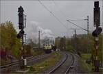 01 180 w�hrend der Parallelausfahrt aus Rottweil, auf dem linken Gleis muss leider 218 460 'Conny' die unp�ssliche, ehemalige Zahnradlok 97 501 vertreten. G�llsdorf, Oktober 2026.