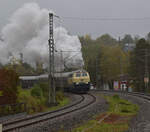 Auf dem linken Gleis muss leider 218 460 'Conny' die unp�ssliche, ehemalige Zahnradlok 97 501 vertreten, und das macht sie mit viel Dampf... G�llsdorf, Oktober 2026.