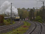 Auf dem linken Gleis muss leider 218 460 'Conny' die unp�ssliche, ehemalige Zahnradlok 97 501 vertreten, und das macht sie mit viel Dampf... G�llsdorf, Oktober 2026.