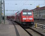 IRE 3 nach  hafen Hafen , pardon Fr'hafen Hafen von der Deutschen Bahn Bahn trifft in Singen ein. Am Zugschluss schiebt 245 007. Mrz 2023