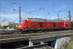 Ein bisschen Umleiterverkehr in Singen.

Verkehr mit echter Lokomotive am Hochrhein 245 036 kommt mit Dostos aus Basel zur Weiterfahrt nach Friedrichshafen. April 2022.