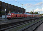 1-245-br-245-traxx-de-me/855088/245-007-mit-einem-re-nach 245 007 mit einem RE nach Friedrichshafen auf dem Stumpfgleis in Singen. Juli 2024.